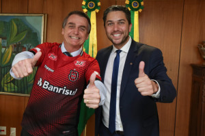 Bolsonaro foi presenteado com uma camisa do Grêmio Esportivo Brasil