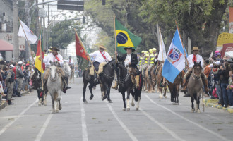 Desfile Farroupilha emociona o público na Avenida Bento Gonçalves