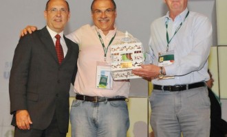 Unimed Pelotas recebe prêmio de Marketing e selo de Governança Cooperativa