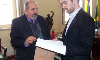 Vicente Amaral entrega projeto ao prefeito Eduardo