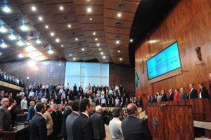 Anuncio de verbas para o metrô de Porto Alegre é feito no plenário da Assembleia Legislativa pela presidente Dilma Rousseff