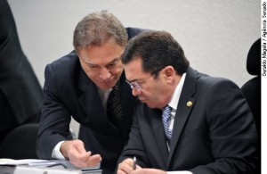 Alvaro Dias (E) acertou com o presidente da CCJ, Vital do Rêgo, a votação de sua PEC