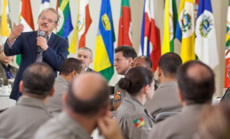 Tarso negocia salários com a Brigada