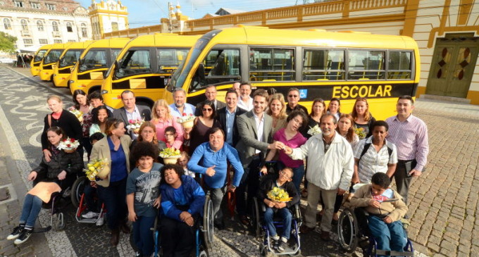 EDUCAÇÃO ESPECIAL: Eduardo entrega seis ônibus com acessibilidade