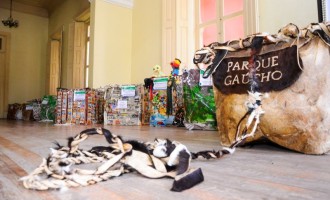 Dez réplicas da pelota estão em exposição no hall da prefeitura