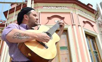 Músico Flávio Mendes faz sua apresentação no Som Daqui nesta sexta-feira