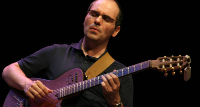 Conservatório de música da UFPel promove show e curso com guitarrista Julio Herrlein