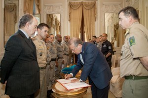 Governador Tarso Genro assina promoções dos praças da Brigada Militar - Foto:Caco Argemi/Palácio Piratin
