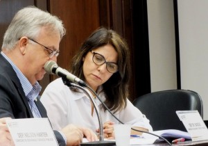 DEPUTADO Baségio, ao lado da deputada Miriam, fez a leitura do relatório do projeto de lei - Foto: Roberto Witter