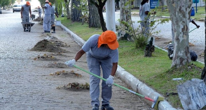Limpeza urbana é realizada em várias regiões da cidade