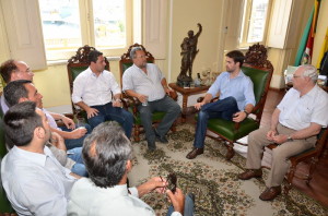 O prefeito em reunião com os integrantes da Mesa Diretora da Câmara Municipal de Pelotas 