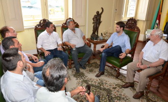 Mesa Diretora 2014: parlamentares visitam prefeito