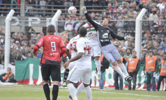 Aos 43 anos, goleiro Luciano pensa em esticar a carreira