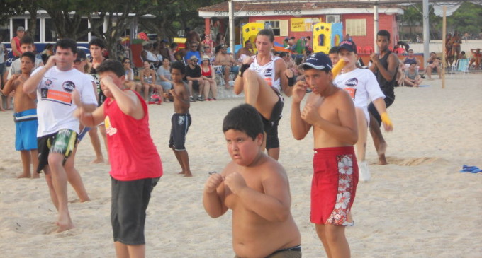 Aulão de MMA atrai centenas de pessoas às areias do Laranjal