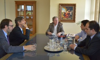 Diplomatas e professor argentinos visitam reitor