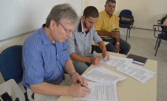 UFPel: Reitor assina contrato de obras no CCQFA e no IB