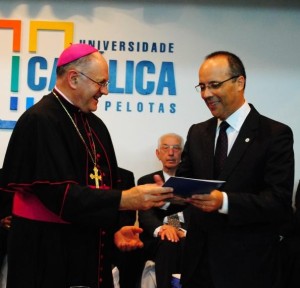 O arcebispo metropolitano Dom Jacinto Bergmann com o reitor José Carlos Bachettini 