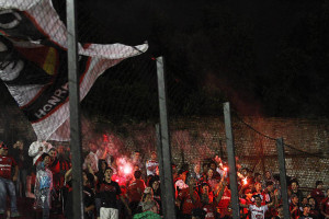 Torcida Xavante marcou presença no Estádio Centenário - Foto: Carlos Insaurriaga