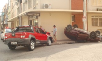 Colisão violenta provoca capotamento