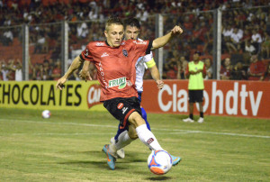 Alex Amado teve duas chances para marcar o gol, mas Vinícius salvou o Esportivo