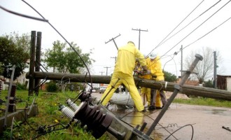 Equipes da CEEE prosseguem trabalhos  para recuperar as redes de energia elétrica