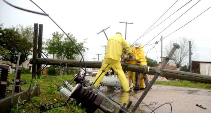 Equipes da CEEE prosseguem trabalhos  para recuperar as redes de energia elétrica