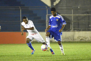 Libano tenta lance de ataque, mas Lobão sofre sete derrotas em 11 jogos Foto: Alisson Assumpção/DM  