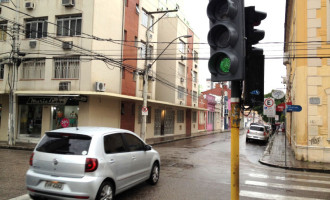 Cruzamento das ruas Voluntários da Pátria e Félix da Cunha, no centro de Pelotas, é palco de “inexplicáveis” acidentes quase que diariamente, a qualquer hora.