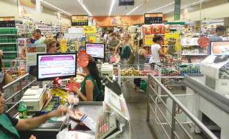 Consumidores reclamam do tempo de espera em fila de Supermercado