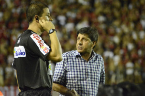 Paulo Porto sofre pressão, mas agora não pede mais para sair e deixa a decisão com a diretoria Foto: Alisson Assumpção/DM  