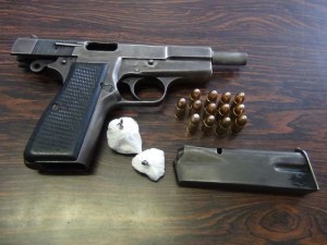 Pistola, munição e droga