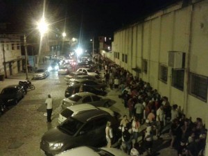 Enorme fila se formou no Bento Freitas ontem para a compra dos 600 ingressos restantes - Foto: Eduardo Costa