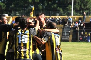 Rafael Cendoya comemora o gol do Bagé com os companheiros