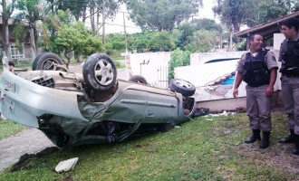 Carro capota e arremessa homem para telhado de casa