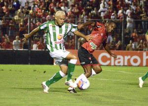 Nena disputa jogada com Diogo: atacante marca o segundo gol do Brasil Foto: Alisson Assumpção/DM  