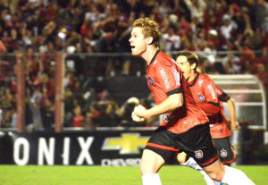 Rafael Forster comemora o seu golaço de falta no primeiro tempo. Foto: Alisson Assumpção/DM