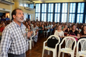 Professor Gilberto Garcias foi bastante aplaudido pelos professores - Foto: Eduardo Beleske/Ascom