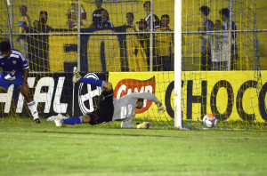 Roger tenta evitar o primeiro gol