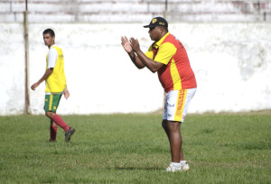 Géverton quer equipe jogando compacta para vencer o Estância Velha Foto: Alisson Assumpção/DM  