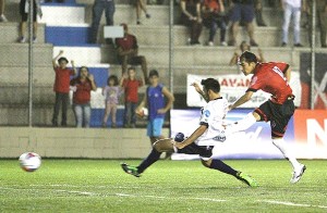 Túlio Souza marcou o gol do Brasil no empate que garantiu jogo em casa Foto: Carlos Insaurriaga/GEB