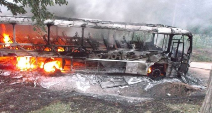 VIOLÊNCIA : Ônibus é queimado na Colônia