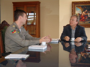 Mauro Del Pino e o comandante do 4º BPM, tenente-coronel André Pithan