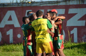 Farroupilha comemora gol no fim do jogo, que o garante na vice-liderança do grupo  Foto: Elison Bitencourt/RedeEsportiva 