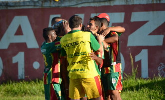 Kesler marca gol, aos 45 finais, e garante vitória do Farroupilha