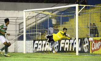 Acostumado a vencer no clube, Roger Kath não se conforma com rebaixamento: “O Pelotas sucumbiu em si mesmo”