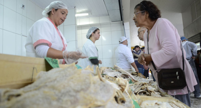 Bancas de peixes com bom movimento : Confira os preços do pescado em Pelotas