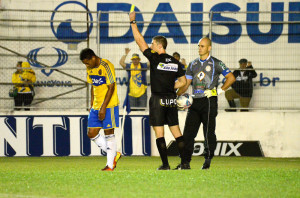 Eduardo Martini (dir.) jogando pelo Lajeadense em jogo polêmico contra o Pelotas no Gauchão de 2013 Foto: Alisson Assumpção/DM  