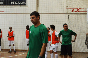 Técnico do DC, Ricardo Cunha, observa a quadra sem a presença do adversário, que desistiu da Prata Foto: André Müller/Assessoria DC Futsal 