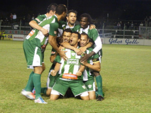 Avenida festeja gol que garante presença na primeira divisão