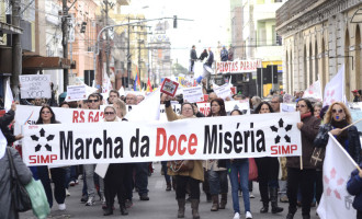 Municipários protestam com a “Marcha da Doce Miséria”